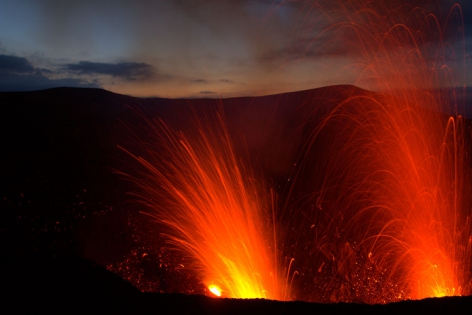VANUATU - TANNA -YASUR VOLCANO Deux éruptions stromboliennes du volcan YASUR au levé du soleil.
(photo: Yashmin Chebli)