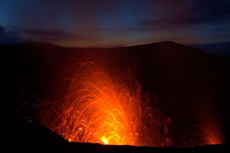 VANUATU - TANNA - VOLCAN YASUR Deux éruptions stromboliennes du volcan YASUR au levé du soleil.
(photo: Yashmin Chebli)