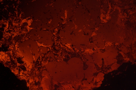 YASUR VOLCANO ERUPTION - TANNA La danse de la lave lors d'une éruption strombolienne du volcan YASUR. La surface du bouchon de lave dans le conduit commence à être déchiqueté par l'expansion des gaz.
© Photo Yashmin CHEBLI