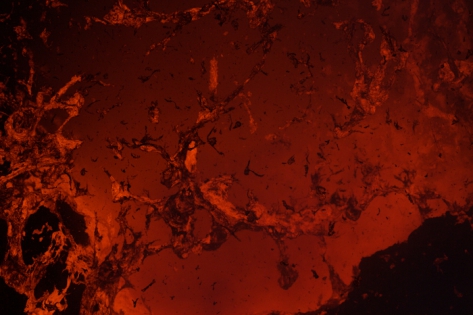 YASUR VOLCANO ERUPTION - TANNA La danse de la lave lors d'une éruption strombolienne du volcan YASUR. La surface du bouchon de lave dans le conduit commence à être déchiqueté par l'expansion des gaz, projetant des lambeaux de lave incandescente.
© Photo Yashmin CHEBLI