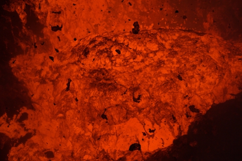 TANNA - ERUPTION VOLCAN YASUR Vu rapprochée de la surface incandescente du bouchon de lave à l'intérieur du conduit volcanique. A l'allure d'un petit lac de lave, la surface du bouchon est bombée par l'accumulation de la pression des bulles de gaz et commence à être déchiqueté par l'expansion des gaz, projetant des lambeaux de lave incandescente.
© Photo Yashmin CHEBLI