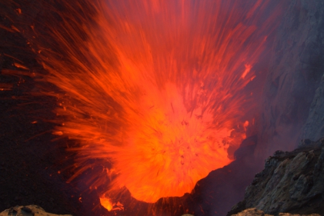 YASUR VOLCANO ERUPTION - TANNA éruption strombolienne du volcan YASUR sur l'île de TANNA au VANUATU.
© Photo Yashmin CHEBLI