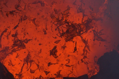 YASUR VOLCANO ERUPTION - TANNA La danse de la lave lors d'une éruption strombolienne du volcan YASUR. La surface du bouchon de lave dans le conduit commence à être déchiqueté par l'expansion des gaz, projetant des lambeaux de lave incandescente.
© Photo Yashmin CHEBLI
