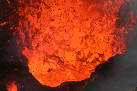 ERUPTION DU VOLCAN YASUR -LAVE La danse de la lave, la magie d'une éruption au plus près de la bouche éruptive. Photo d'un mini lac de lave montrant l'intérieur de la bouche. La surface de la lave incandescente forme un bouchon visqueux à la sortie du conduit volcanique. La surface est bombée par la pression des gaz exercer en dessous.
Photo prise lors d’une Expédition sur les volcans actifs du VANUATU avec un Volcanologue de l’équipe de VOLCANODISCOVERY.
© Photo Yashmin CHEBLI