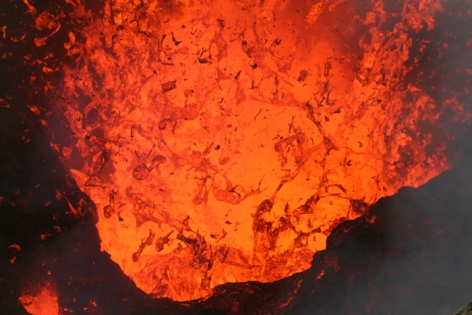 ERUPTION DU VOLCAN YASUR -LAVE La danse de la lave, la magie d'une éruption au plus près de la bouche éruptive. Photo d'un mini lac de lave montrant l'intérieur de la bouche. La surface de la lave incandescente forme un bouchon visqueux à la sortie du conduit volcanique. La surface est bombée par la pression des gaz exercer en dessous.
Photo prise lors d’une Expédition sur les volcans actifs du VANUATU avec un Volcanologue de l’équipe de VOLCANODISCOVERY.
© Photo Yashmin CHEBLI