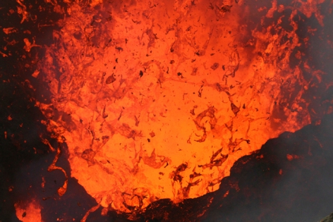 ERUPTION DU VOLCAN YASUR -LAVE Eruption d'une bouche volcanique dans le cratère du volcan YASUR.
© Photo Yashmin CHEBLI