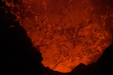 YASUR VOLCANO ERUPTION - LAVA Eruption d'une bouche volcanique dans le cratère du volcan YASUR.
© Photo Yashmin CHEBLI
