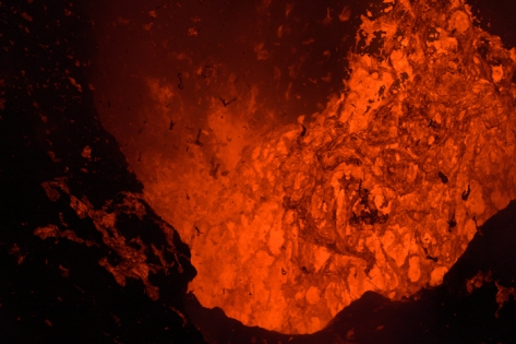YASUR VOLCANO ERUPTION - LAVA Photo d'un petit étang de lave fondu à la sortie d'une bouche volcanique du volcan YASUR. La pression des gaz exercée en-dessous gonfle et déforme la surface.
© Photo Yashmin CHEBLI