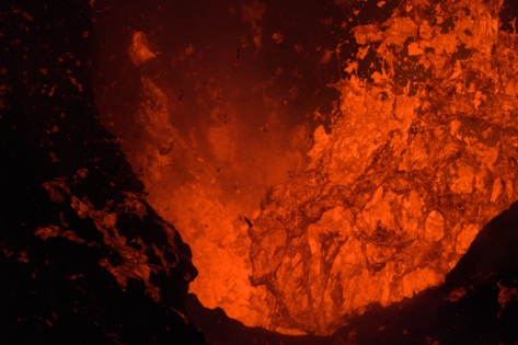 ERUPTION DU VOLCAN YASUR -LAVE Expansion of a gas bubble on the surface of a molten lava pond. The bubble of viscous lava under the pressure of gases are going to explode, throwing scraps of incandescent lava towards the outside of the volcanic vent.
© Photo Yashmin CHEBLI