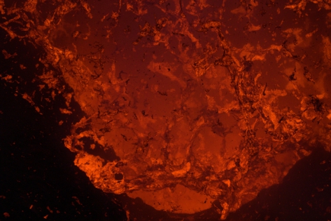 YASUR VOLCANO ERUPTION - LAVA Une éruption de lave:
La photo montre l'expansion d'une bulle de gaz à la surface d'un étang de lave fondue. La bulle de lave visqueuse sous la pression des gaz vas exploser, projetant des lambeaux de lave incandescente vers l'extérieur de l'évent volcanique.
© Photo Yashmin CHEBLI