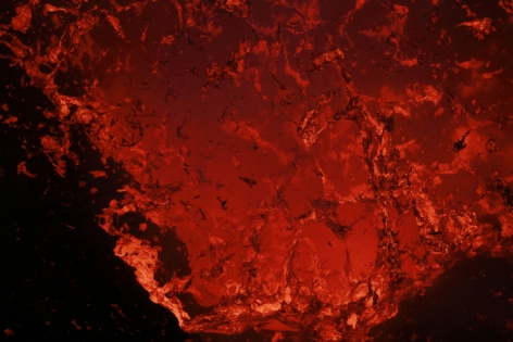 YASUR VOLCANO ERUPTION - LAVA Une éruption de lave:
La photo montre l'expansion d'une bulle de gaz à la surface d'un étang de lave fondue. La bulle de lave visqueuse sous la pression des gaz vas exploser, projetant des lambeaux de lave incandescente vers l'extérieur de l'évent volcanique.
© Photo Yashmin CHEBLI