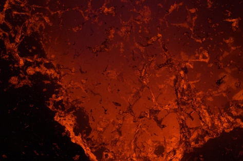 VOLCAN YASUR - ERUPTION  Une éruption de lave:
La photo montre l'expansion d'une bulle de gaz à la surface d'un étang de lave fondue. La bulle de lave visqueuse sous la pression des gaz vas exploser, projetant des lambeaux de lave incandescente vers l'extérieur de l'évent volcanique.
© Photo Yashmin CHEBLI