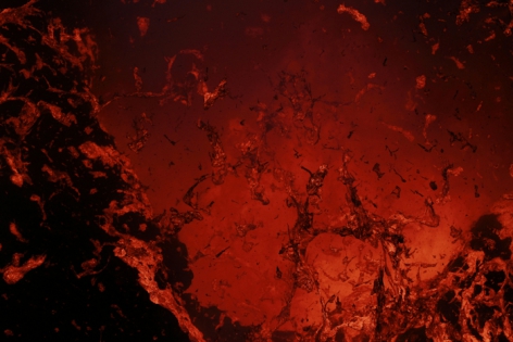 ERUPTION DU VOLCAN YASUR -LAVE Une éruption de lave:
La photo montre l'expansion d'une bulle de gaz à la surface d'un étang de lave fondue. La bulle de lave visqueuse sous la pression des gaz vas exploser, projetant des lambeaux de lave incandescente vers l'extérieur de l'évent volcanique.
© Photo Yashmin CHEBLI