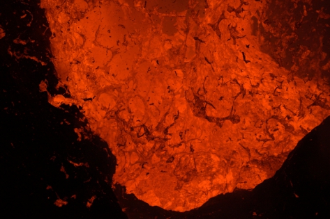 ERUPTION DU VOLCAN YASUR -LAVE Une éruption de lave: La photo montre l'expansion d'une bulle de gaz à la surface d'un étang de lave fondue. La bulle de lave visqueuse sous la pression des gaz vas exploser, projetant des lambeaux de lave incandescente vers l'extérieur de l'évent volcanique.
© Photo Yashmin CHEBLI
