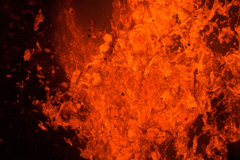 ERUPTION DU VOLCAN YASUR -LAVE Une éruption de lave: La photo montre l'expansion d'une bulle de gaz à la surface d'un étang de lave fondue. La bulle de lave visqueuse sous la pression des gaz vas exploser, projetant des lambeaux de lave incandescente vers l'extérieur de l'évent volcanique.
© Photo Yashmin CHEBLI