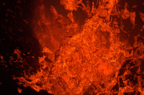 YASUR VOLCANO ERUPTION - LAVA Une éruption de lave: La photo montre l'expansion d'une bulle de gaz à la surface d'un étang de lave fondue. La bulle de lave visqueuse sous la pression des gaz vas exploser, projetant des lambeaux de lave incandescente vers l'extérieur de l'évent volcanique.
© Photo Yashmin CHEBLI