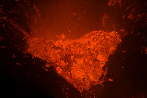 VOLCAN YASUR - ERUPTION Une éruption de lave: La photo montre l'expansion d'une bulle de gaz à la surface d'un étang de lave fondue. La bulle de lave visqueuse sous la pression des gaz vas exploser, projetant des lambeaux de lave incandescente vers l'extérieur de l'évent volcanique.
© Photo Yashmin CHEBLI