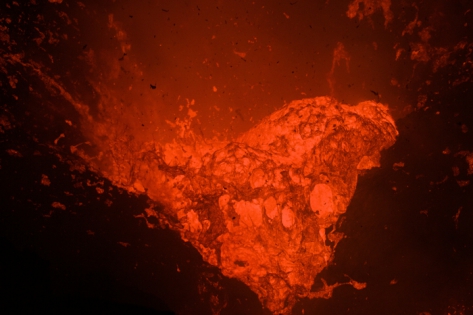 YASUR VOLCANO - LAVA  La danse de la lave, la magie d'une éruption au plus près de la bouche éruptive. Photo d'un mini lac de lave montrant l'intérieur de la bouche. La surface de la lave incandescente forme un bouchon visqueux à la sortie du conduit volcanique. La surface est bombée par la pression des gaz exercer en dessous.
Photo prise lors d’une Expédition sur les volcans actifs du VANUATU avec un Volcanologue de l’équipe de VOLCANODISCOVERY.
© Photo Yashmin CHEBLI
