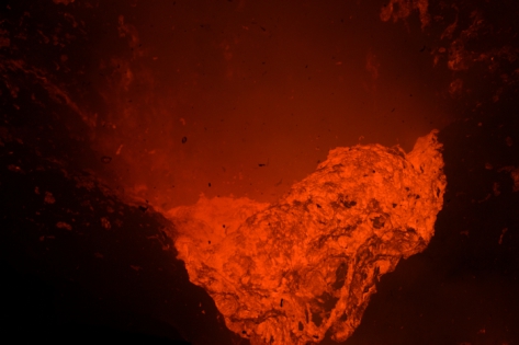 YASUR VOLCANO - LAVA La danse de la lave, la magie d'une éruption au plus près de la bouche éruptive. Photo d'un mini lac de lave montrant l'intérieur de la bouche. La surface de la lave incandescente forme un bouchon visqueux à la sortie du conduit volcanique. La surface est bombée par la pression des gaz exercer en dessous.
Photo prise lors d’une Expédition sur les volcans actifs du VANUATU avec un Volcanologue de l’équipe de VOLCANODISCOVERY.
© Photo Yashmin CHEBLI