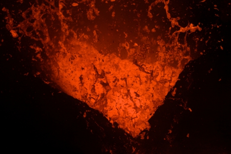 YASUR VOLCANO - LAVA La danse de la lave, la magie d'une éruption au plus près de la bouche éruptive. Photo d'un mini lac de lave montrant l'intérieur de la bouche. La surface de la lave incandescente forme un bouchon visqueux à la sortie du conduit volcanique. La surface est bombée par la pression des gaz exercer en dessous.
Photo prise lors d’une Expédition sur les volcans actifs du VANUATU avec un Volcanologue de l’équipe de VOLCANODISCOVERY.
© Photo Yashmin CHEBLI