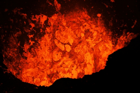 YASUR VOLCANO ERUPTION - TANNA La danse de la lave lors d'une éruption strombolienne du volcan YASUR. La surface du bouchon de lave dans le conduit commence à être déchiqueté par l'expansion des gaz.
© Photo Yashmin CHEBLI