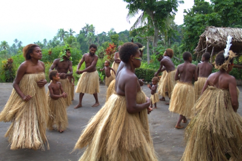 VANUATU - CULTURE - TANNA Régulièrement le peuple du village d'IMAO se retouve sur une place de leur village coutumier pour des cérémonies culturelles.
Les danses coutumières remercient le VOLCAN YASUR pour sa contribution à la fertilité des terres.
Le groupe de VOLCANODISCOVERY à l'honneur d'être invité pour ce rituel extraordinaire!
© Photo Yashmin CHEBLI