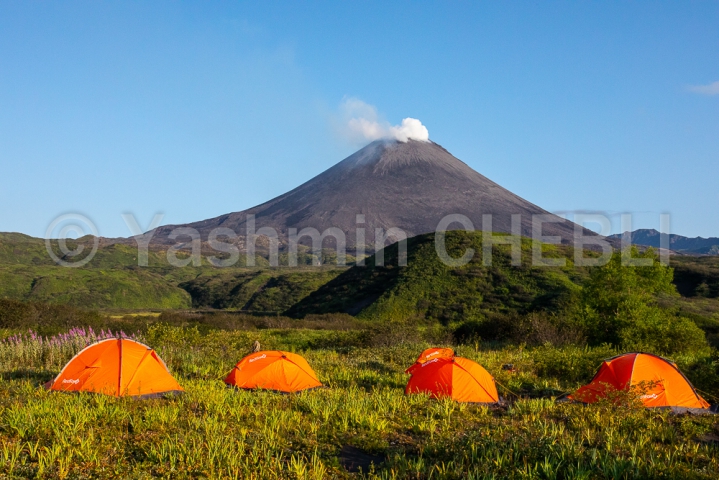 12082019-karymsky-volcano-kamchatka-08-2019-3737 Le camps de base au pied du volcan Karymsky