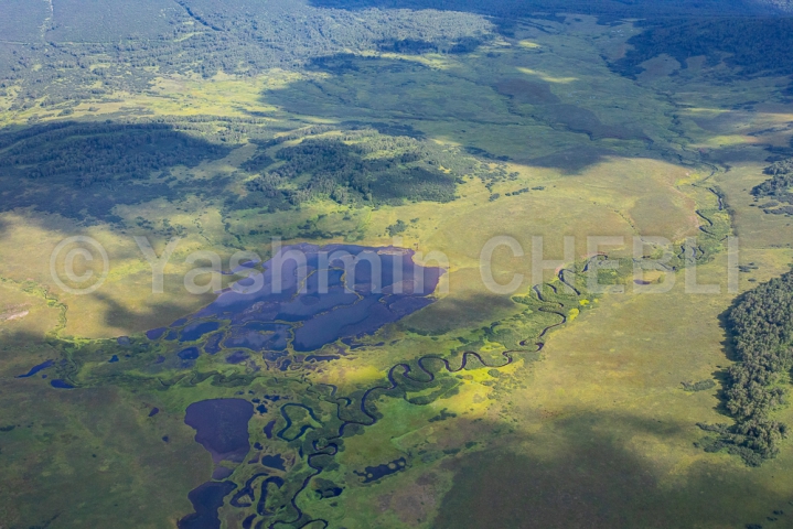 12082019-volcanic-landscape-on-the-way-to-karymsky-volcano-kamchatka-08-2019-3645 Paysage volcanique avec les méandres de la rivière Kamchatka sur le chemin du vol vers le volcan Karymsky