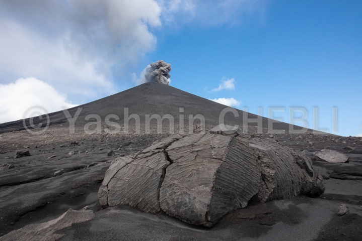 13082019-bread-crust-bomb-from-karymsky-volcano-kamchatka-08-2019-3840 Bombe volcanique en croûte de pain issue d'une éruption vulcanienne du volcan Karymsky au Kamchatka