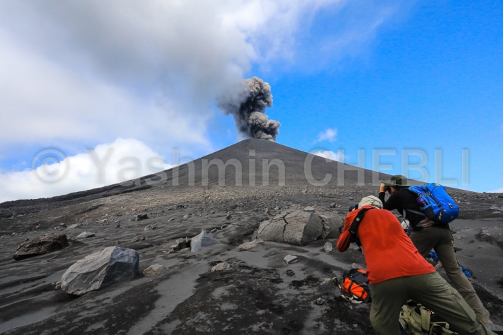 13082019-bread-crust-bomb-from-karymsky-volcano-kamchatka-08-2019-3843 Shooting from photographers of Vulcanian eruption of Karymsky volcano