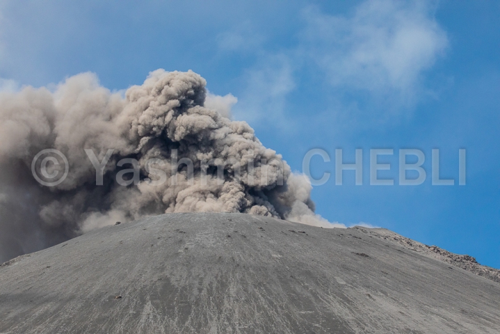 13082019-karymsky-volcano-kamchatka-08-2019-3814 Le panache de cendre d'une éruption du volcan Karymsky