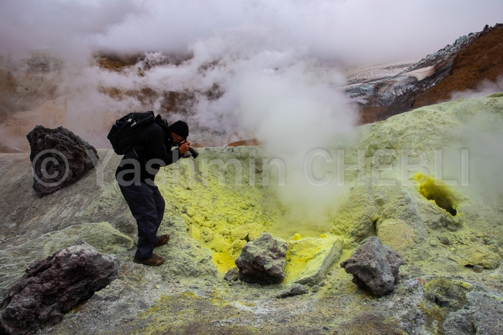 17082019-fumarole-vent-adorned-with-sulfur-crystallizations-in-the-mutnovsky-crater-kamchatka-08-2019-4588 