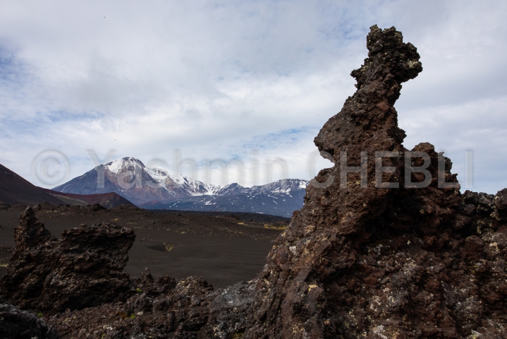 20082019-lava-sculpture-of-a-queen-observing-the-ostry-tolbachik-volcano-kamchatka-08-2019-4751 